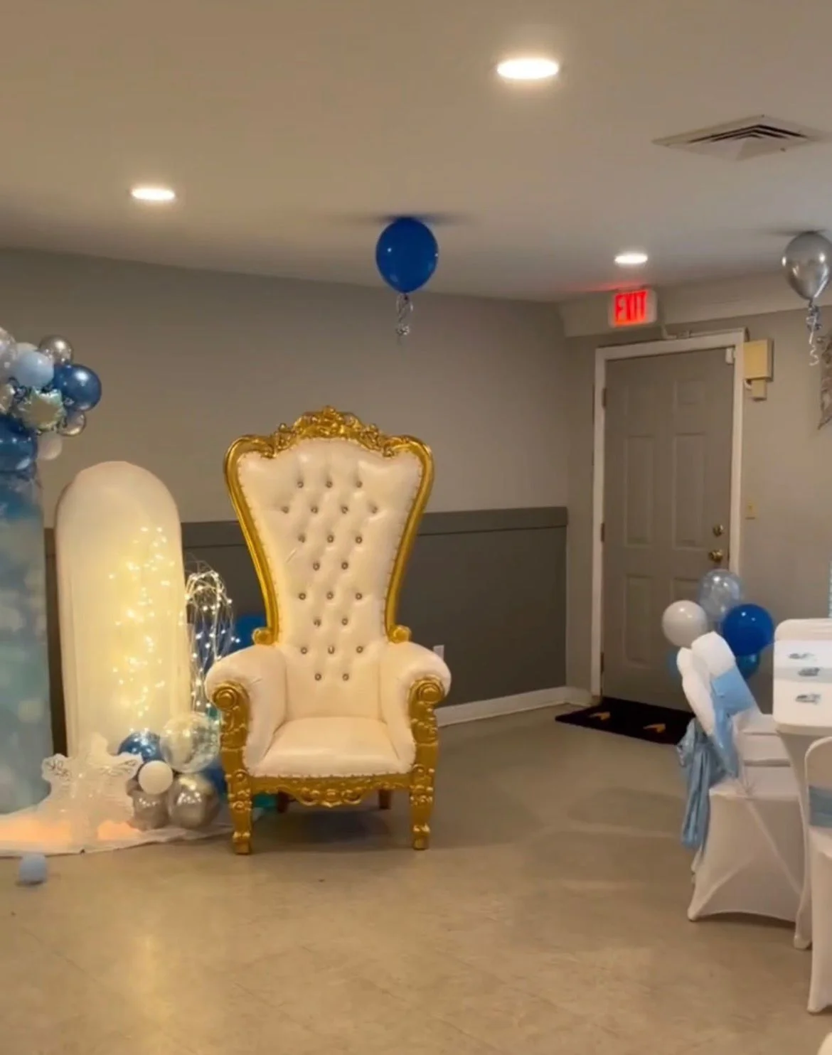 Silla Trono Dorada y Blanca con Decoración de Globos Azul y Plata