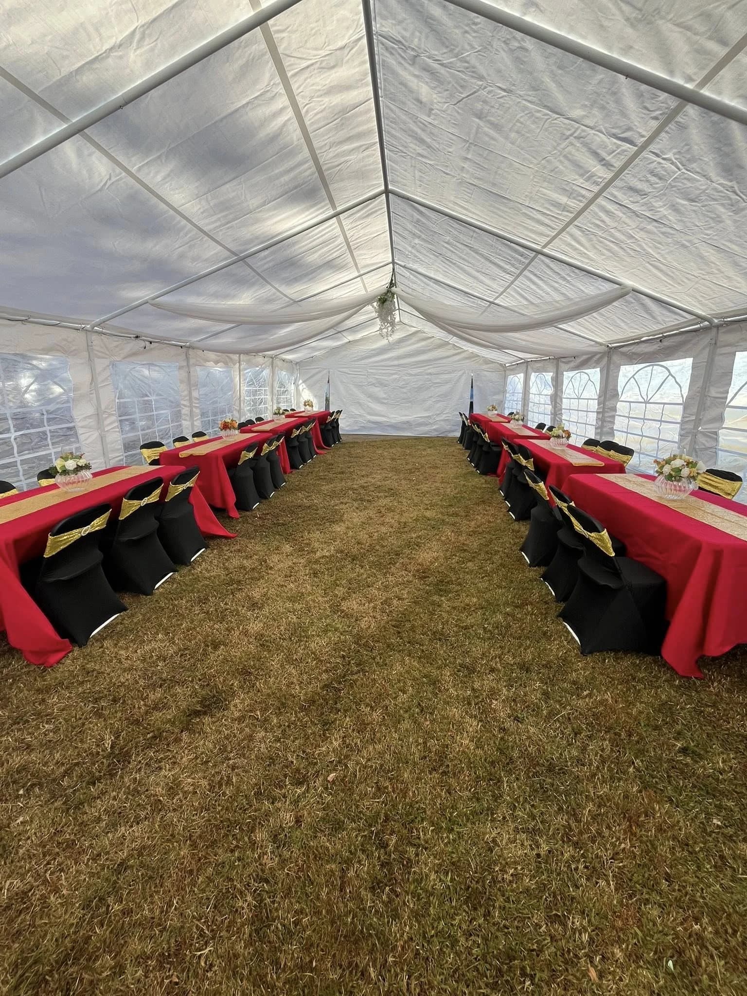 Montaje de Carpa con Mesas Rojas